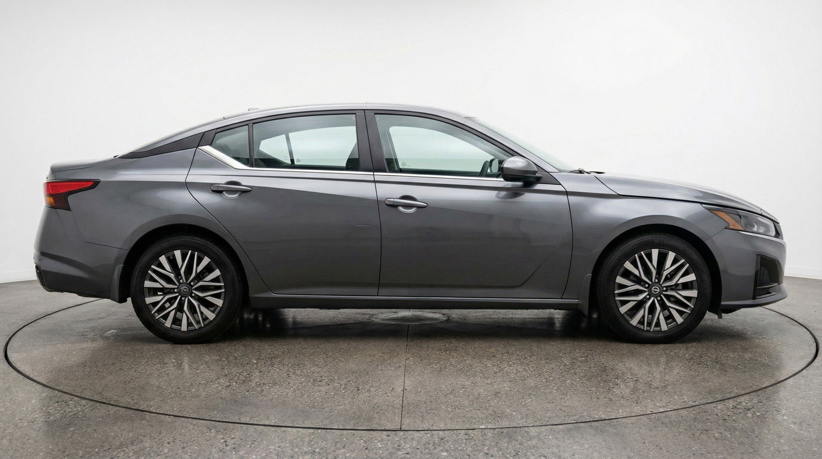 Used 2025 Nissan Altima 2.5 SV image 11