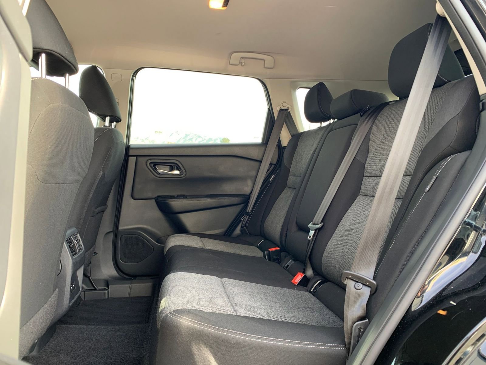 Used 2025 Nissan Rogue SV image 28