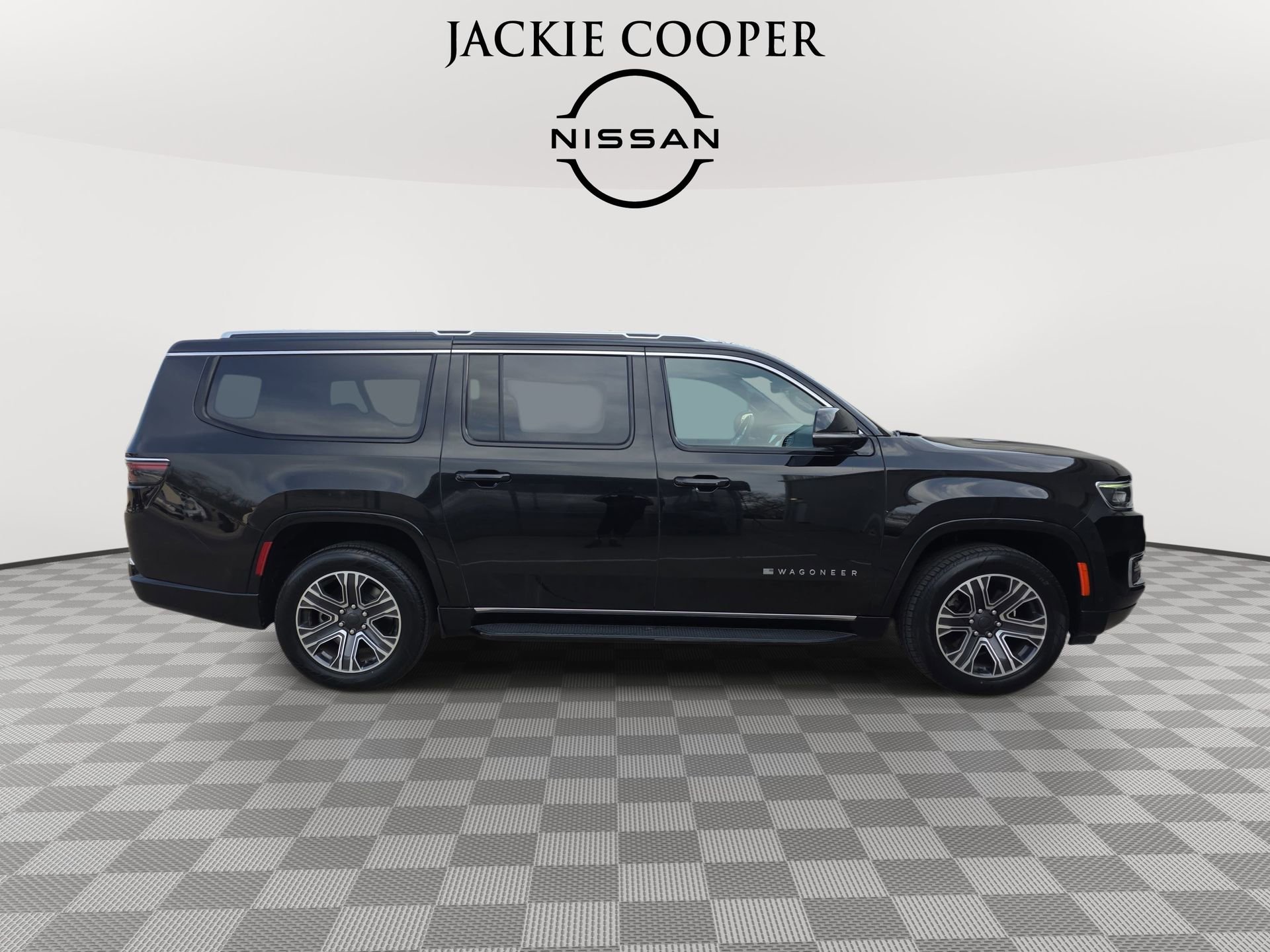 Used 2024 Jeep Wagoneer L Series II RWD image 4