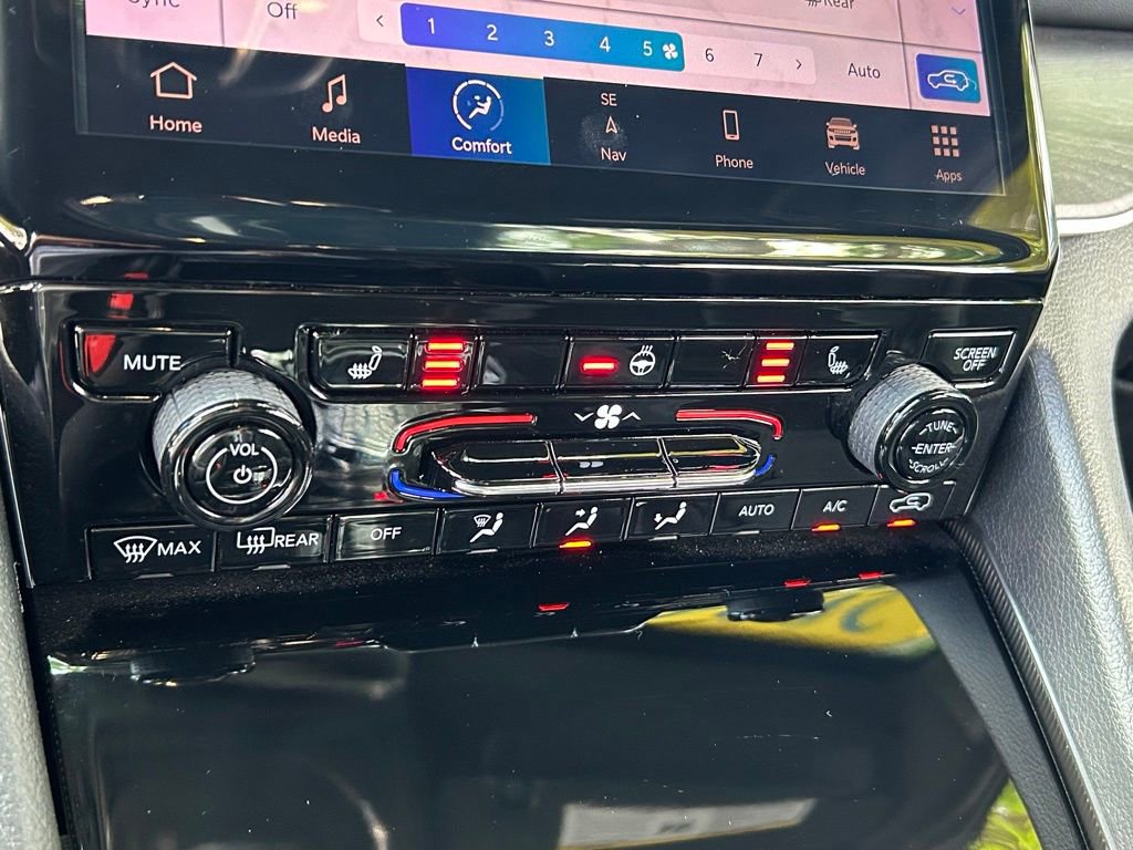 Certified 2024 Jeep Grand Cherokee Limited w/ Black Appearance Package image 22