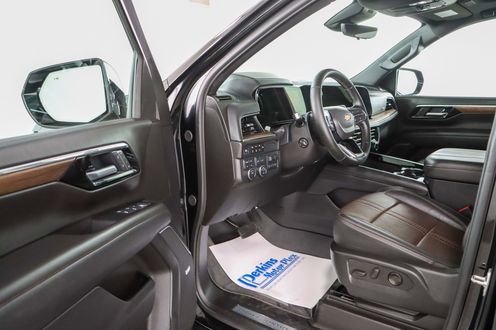 Used 2025 Chevrolet Tahoe High Country w/ Sun And Tow Package image 3