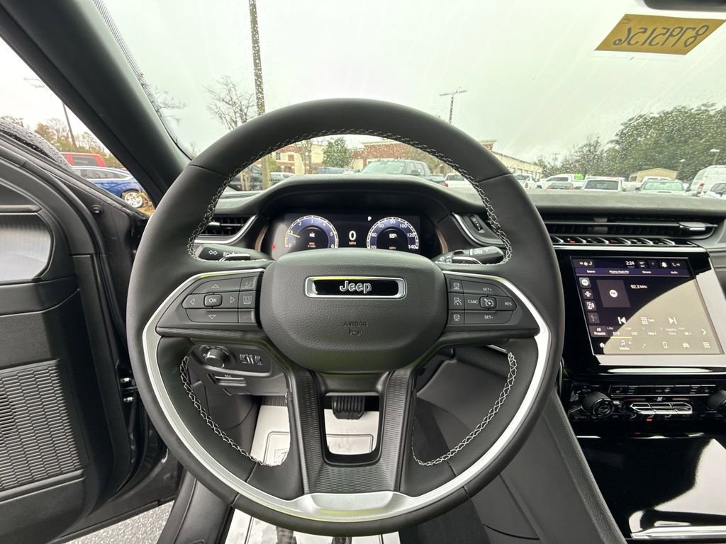 New 2025 Jeep Grand Cherokee Altitude image 13