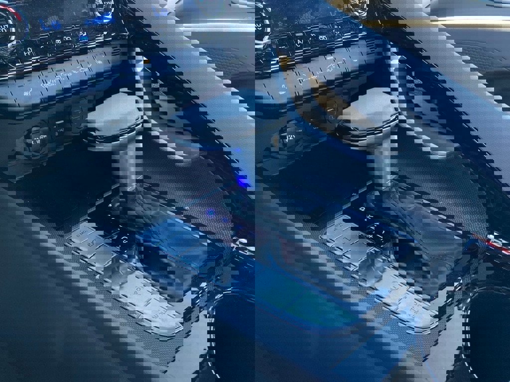 Used 2025 Hyundai Elantra SEL image 27