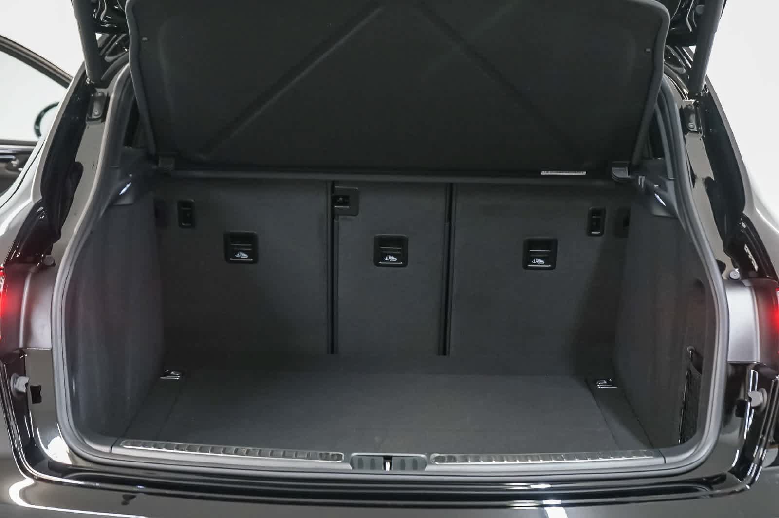 Certified 2026 Porsche Macan AWD/4WD image 32