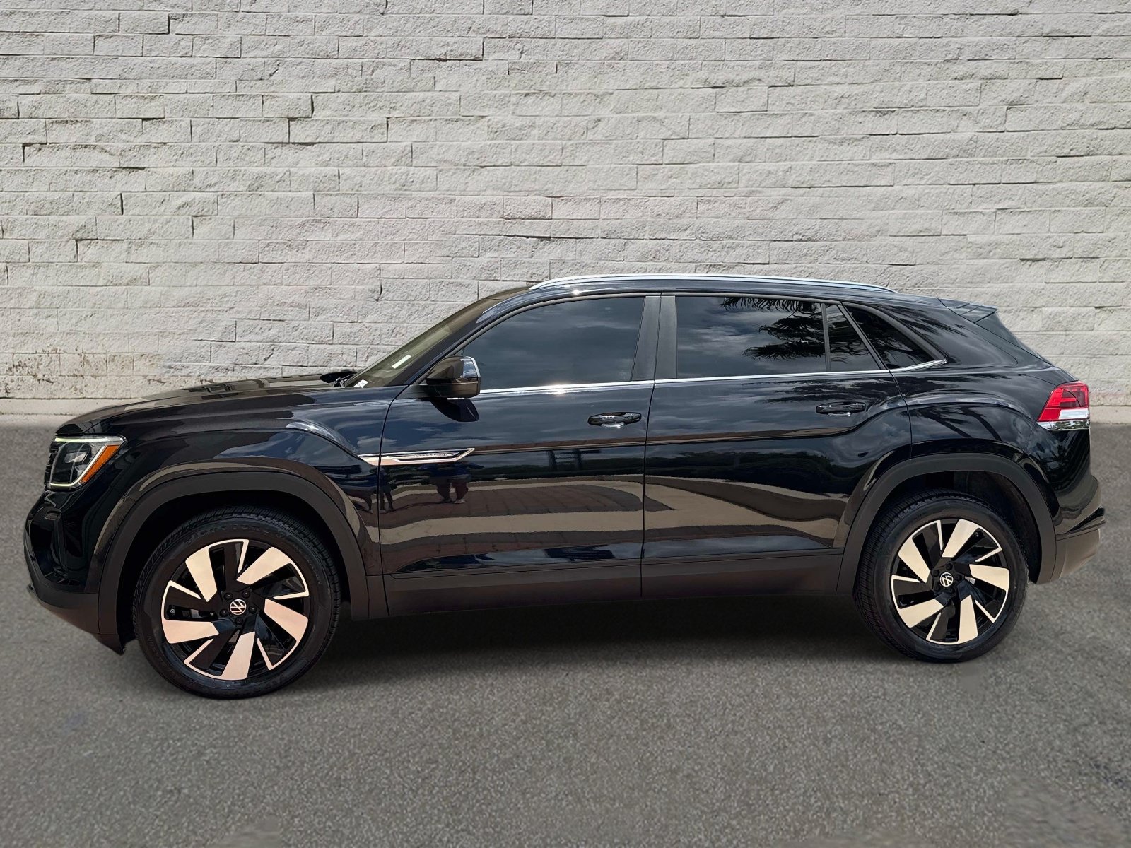 Used 2024 Volkswagen Atlas Cross Sport SE AWD/4WD image 2