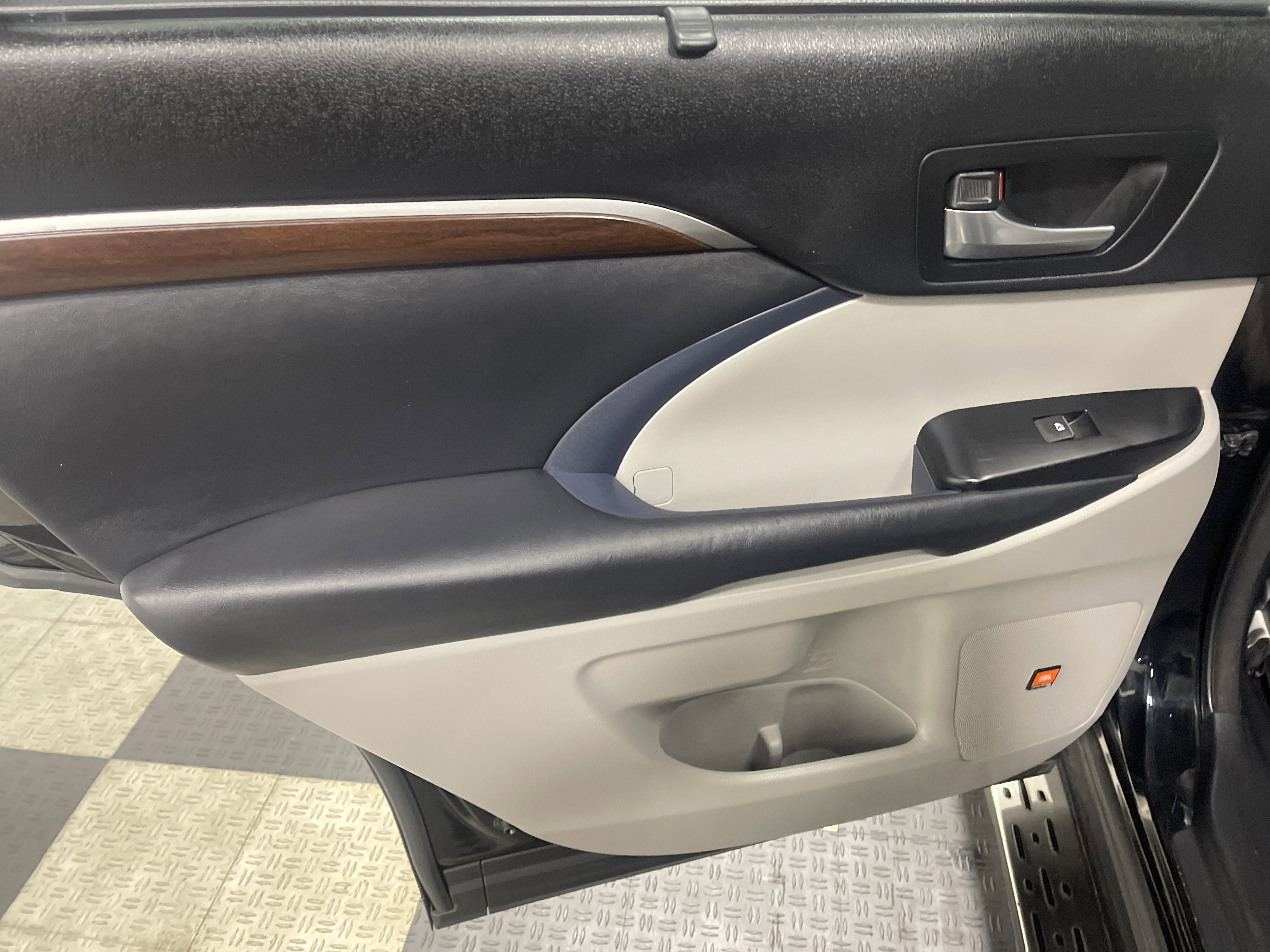 Used 2014 Toyota Highlander Limited FWD image 15