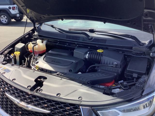 Used 2023 Chrysler Pacifica Touring-L image 42