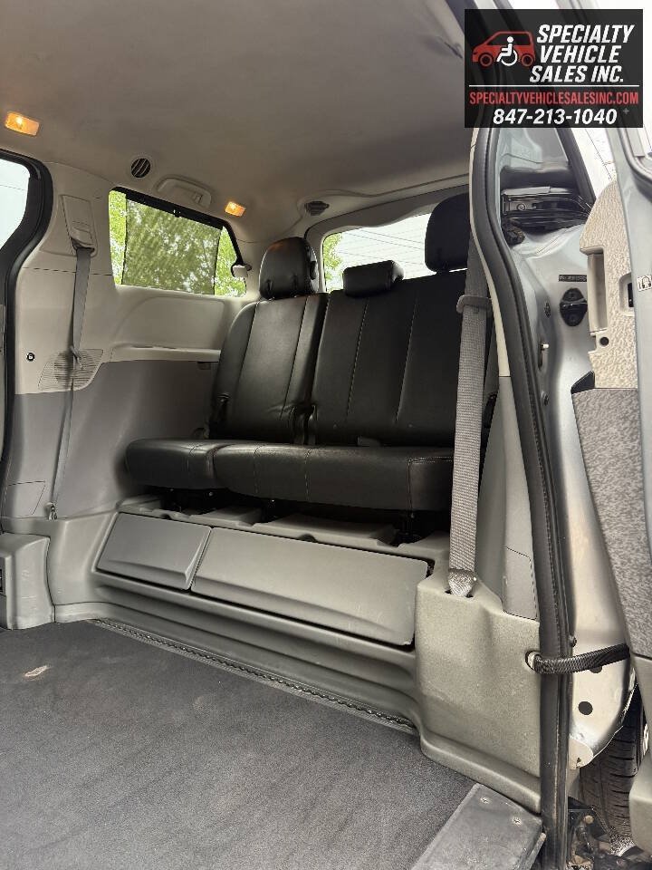 Used 2014 Toyota Sienna SE FWD image 18