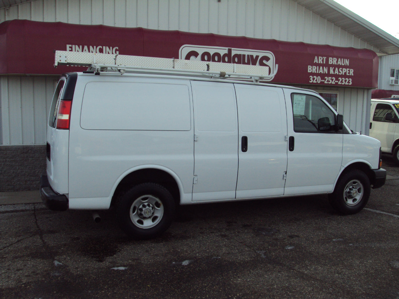 Used 2009 Chevrolet Express 2500 image 2
