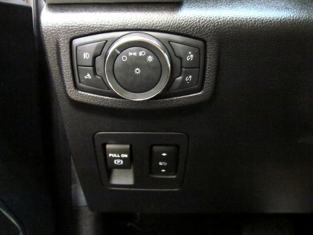 Used 2018 Ford F150 Lariat w/ Trailer Tow Package image 27