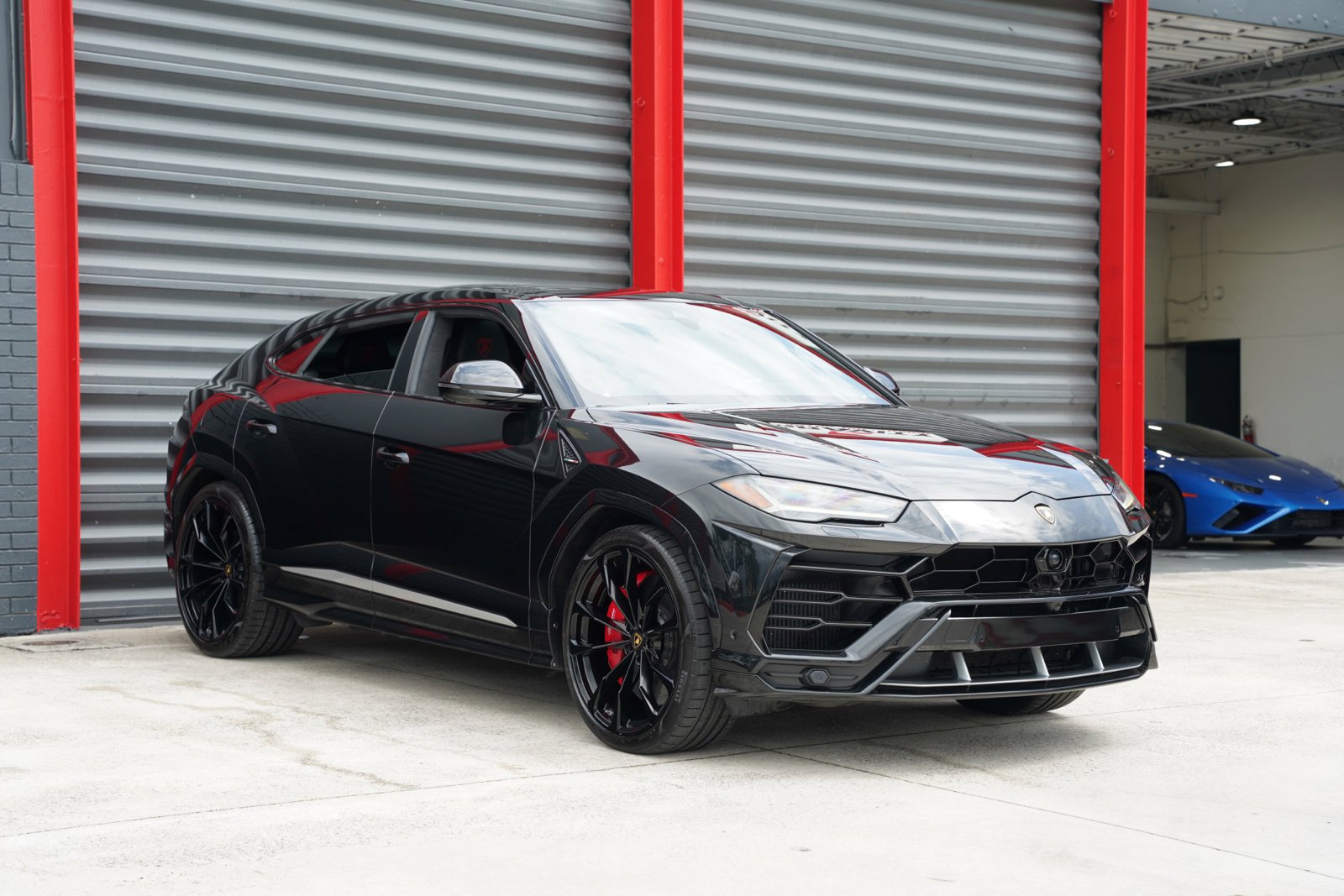 Used 2019 Lamborghini Urus AWD/4WD image 2