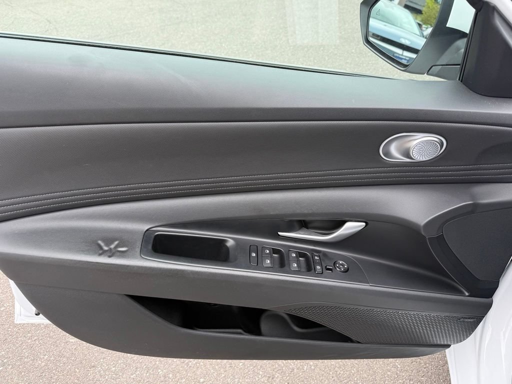 Certified 2025 Hyundai Elantra Limited w/ Cargo Package FWD image 26