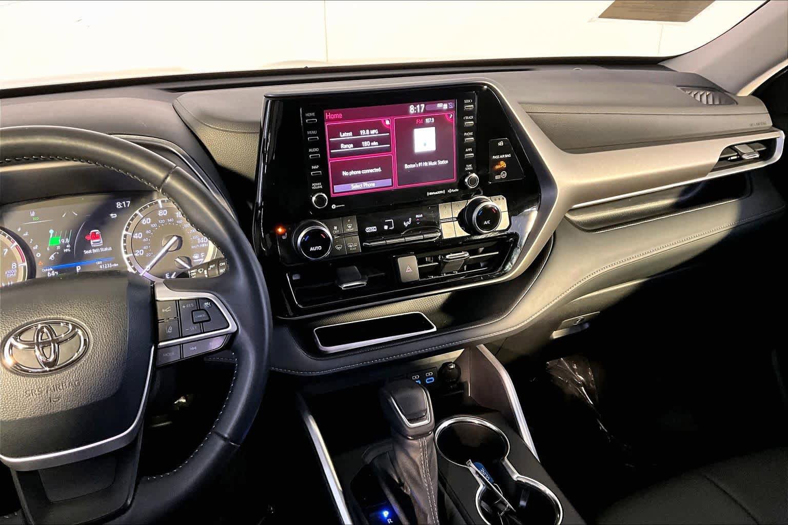 Used 2022 Toyota Highlander XLE AWD/4WD image 7