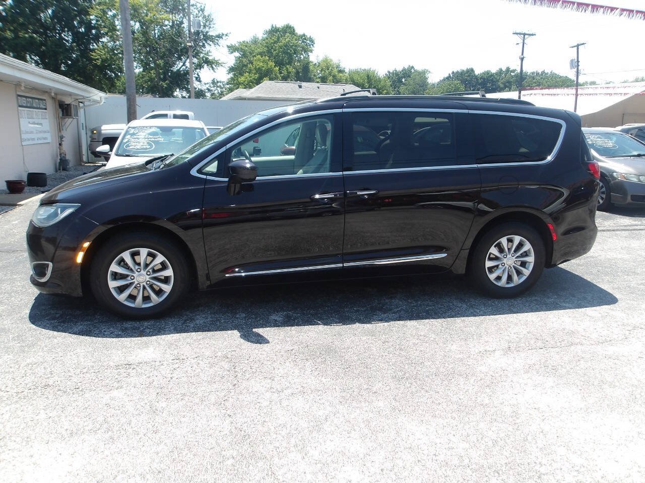 Used 2017 Chrysler Pacifica Touring-L FWD image 4
