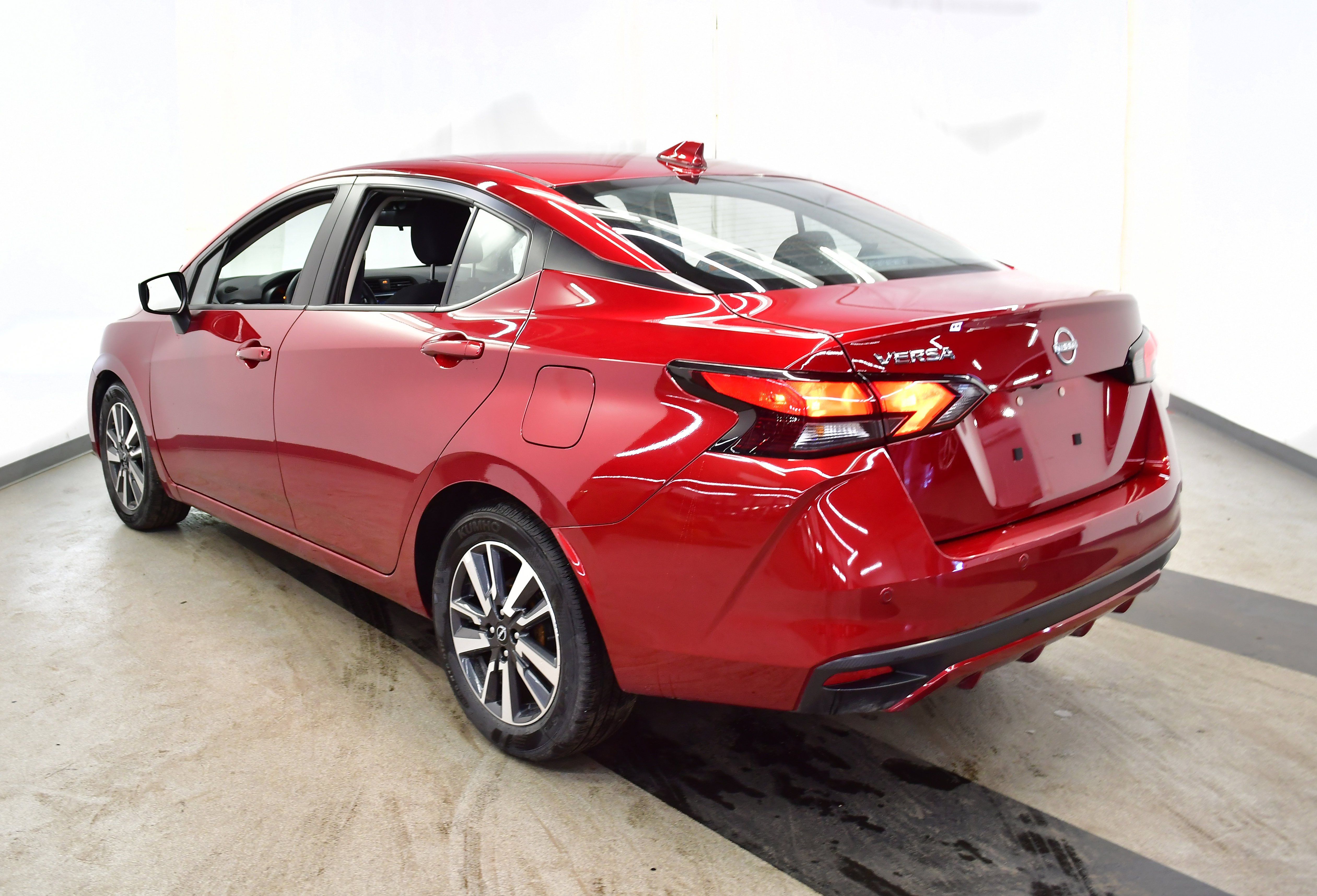 Used 2025 Nissan Versa SV image 5