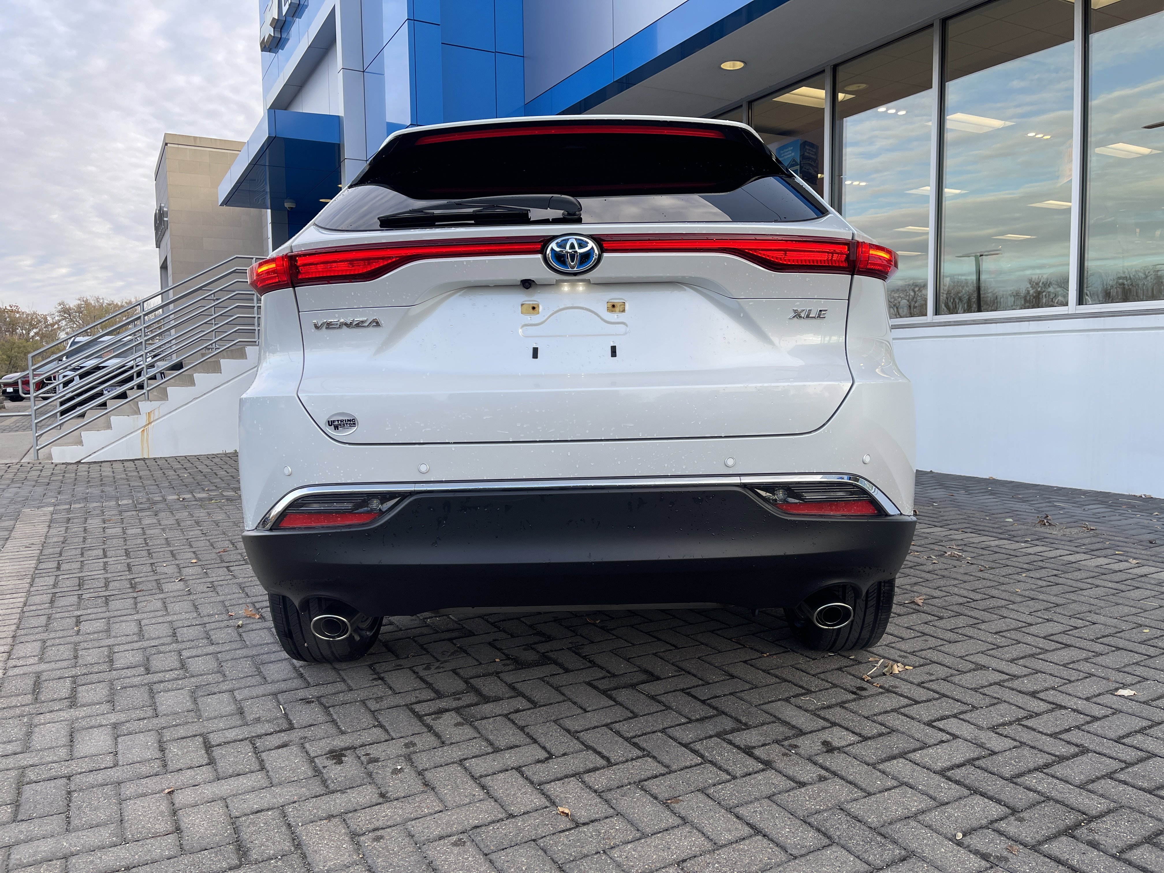 Used 2023 Toyota Venza XLE image 4