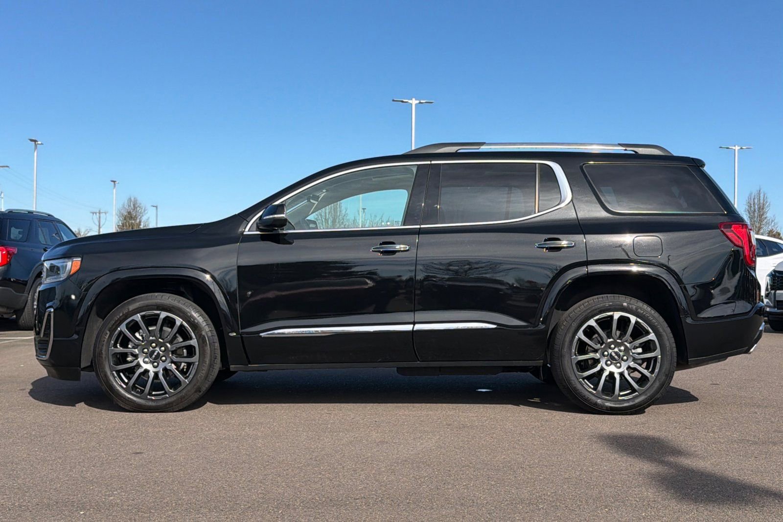 Used 2023 GMC Acadia Denali w/ Black Diamond Edition image 7