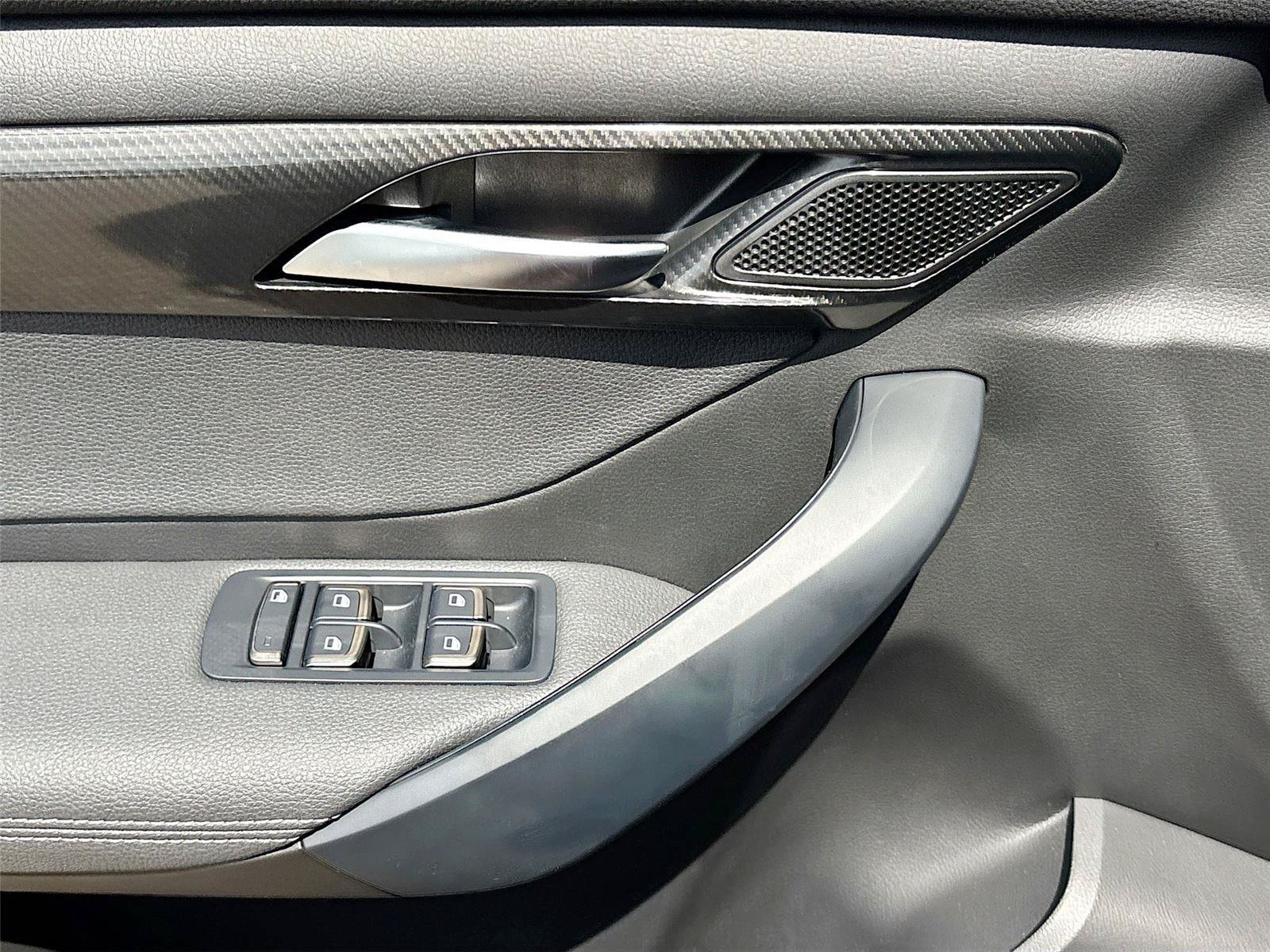 New 2025 VinFast VF 8 Eco AWD/4WD image 17