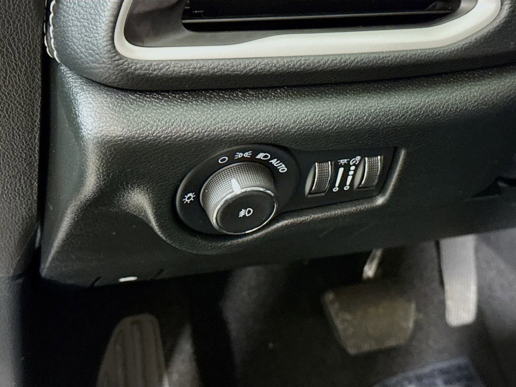 Used 2025 Chrysler Pacifica Select FWD image 18