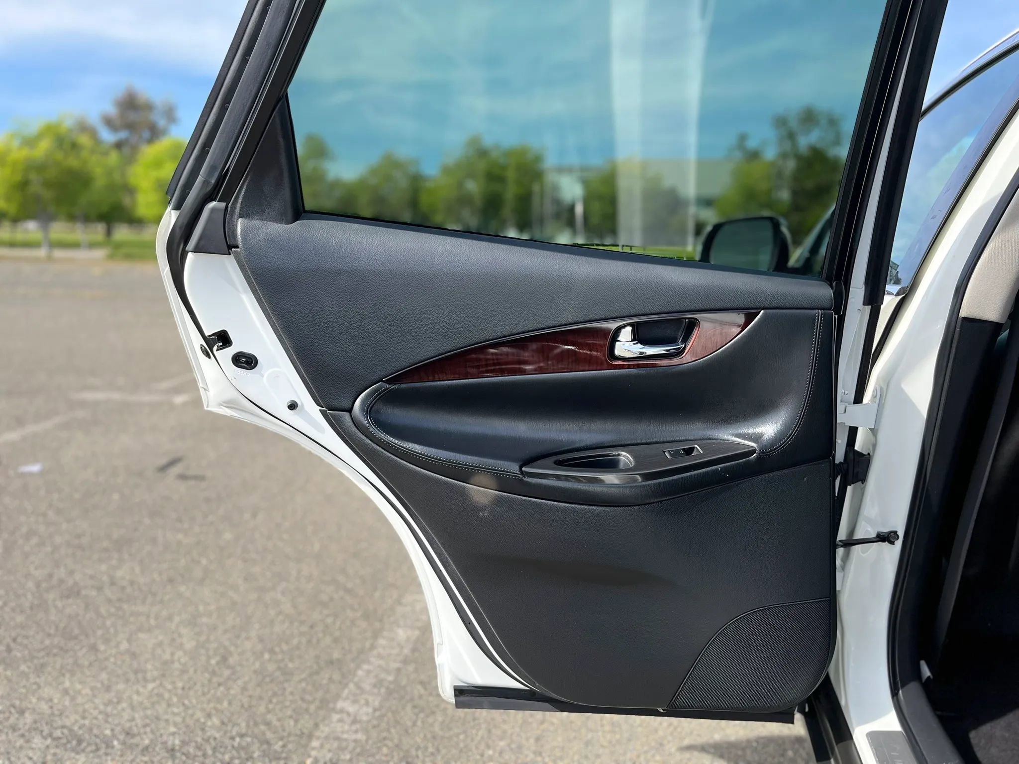 Used 2016 INFINITI QX50 2WD w/ Deluxe Touring Package image 11