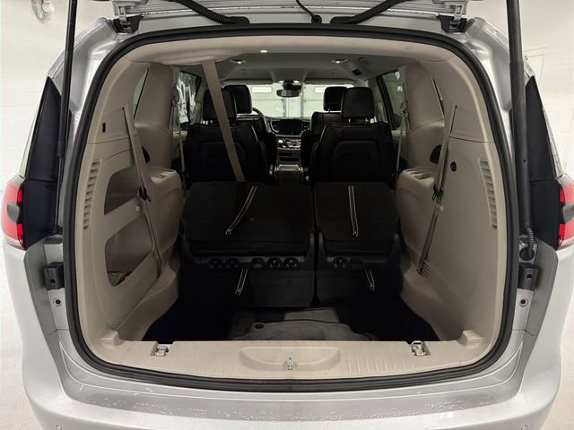 Used 2024 Chrysler Pacifica Touring-L image 16