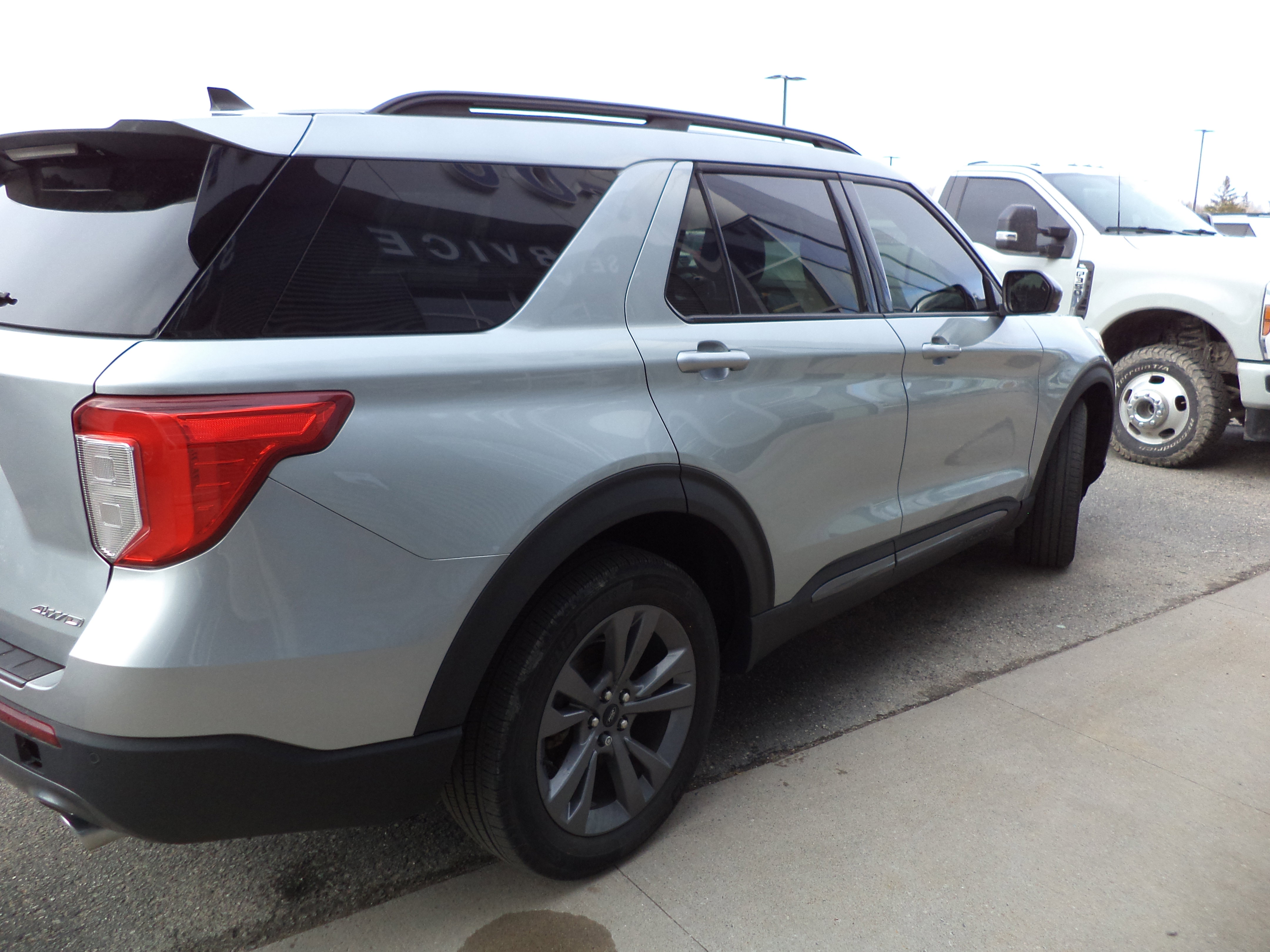 Used 2023 Ford Explorer XLT w/ Equipment Group 202A image 6