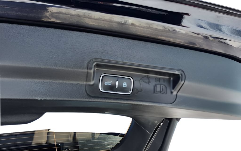 Used 2024 Ford Explorer XLT w/ Equipment Group 202A AWD/4WD image 31
