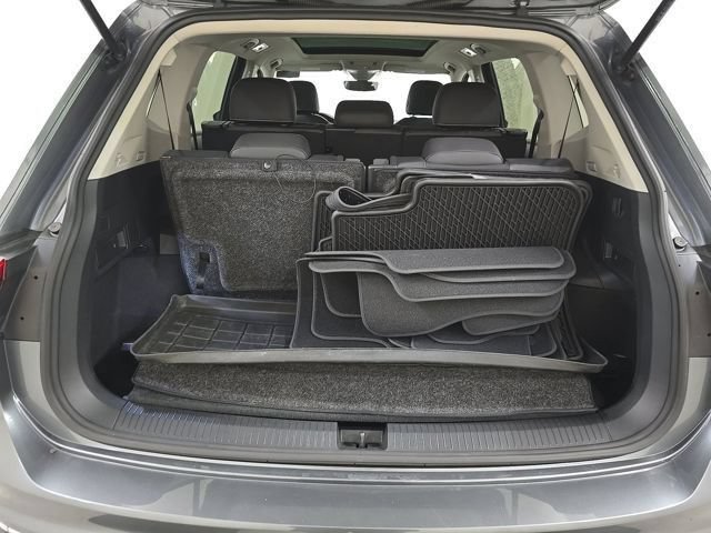 Used 2023 Volkswagen Tiguan SE w/ Panoramic Sunroof Package FWD image 12