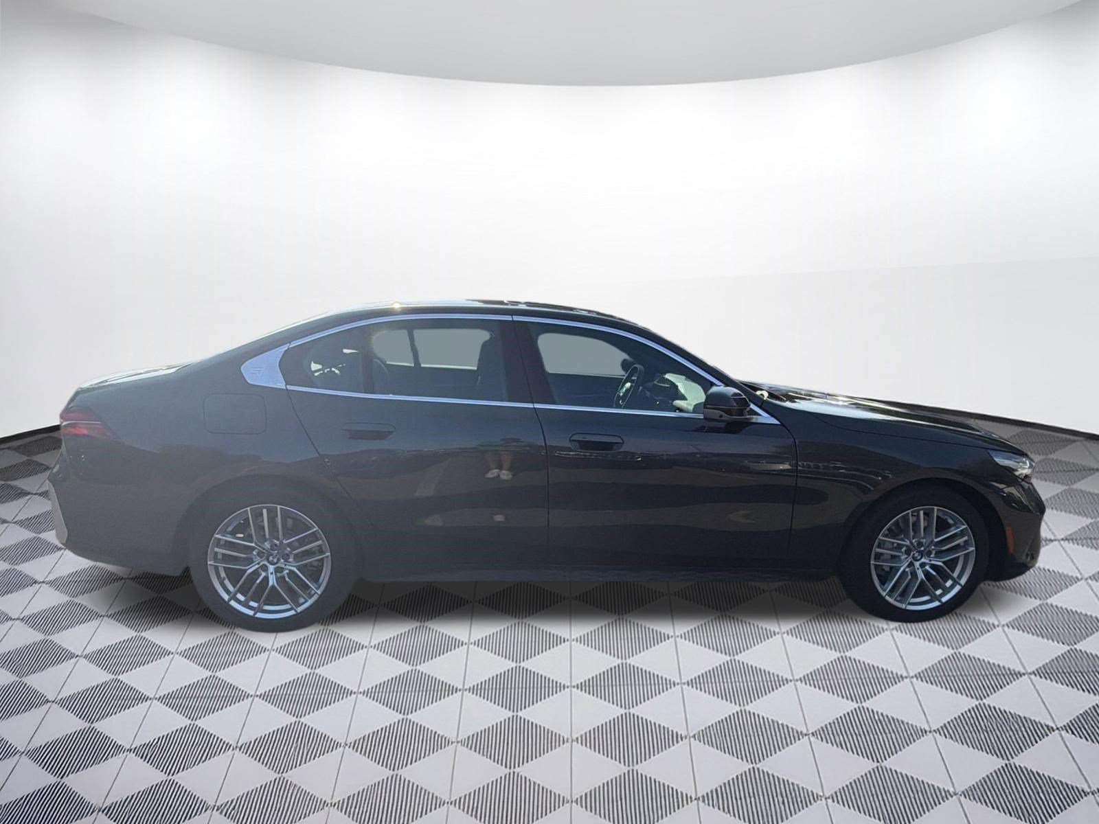 Used 2025 BMW 530i xDrive AWD/4WD image 8
