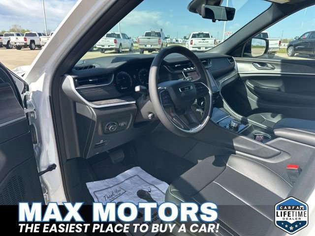 Used 2024 Jeep Grand Cherokee Limited w/ Luxury Tech Group II image 16
