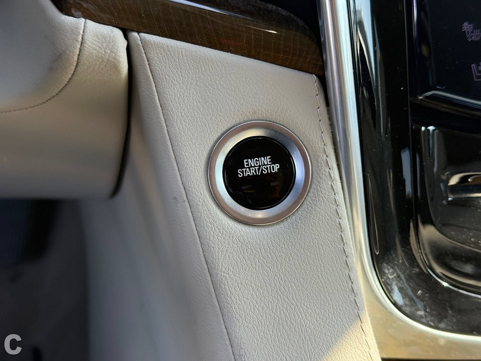 Certified 2018 Cadillac Escalade Luxury AWD/4WD image 22