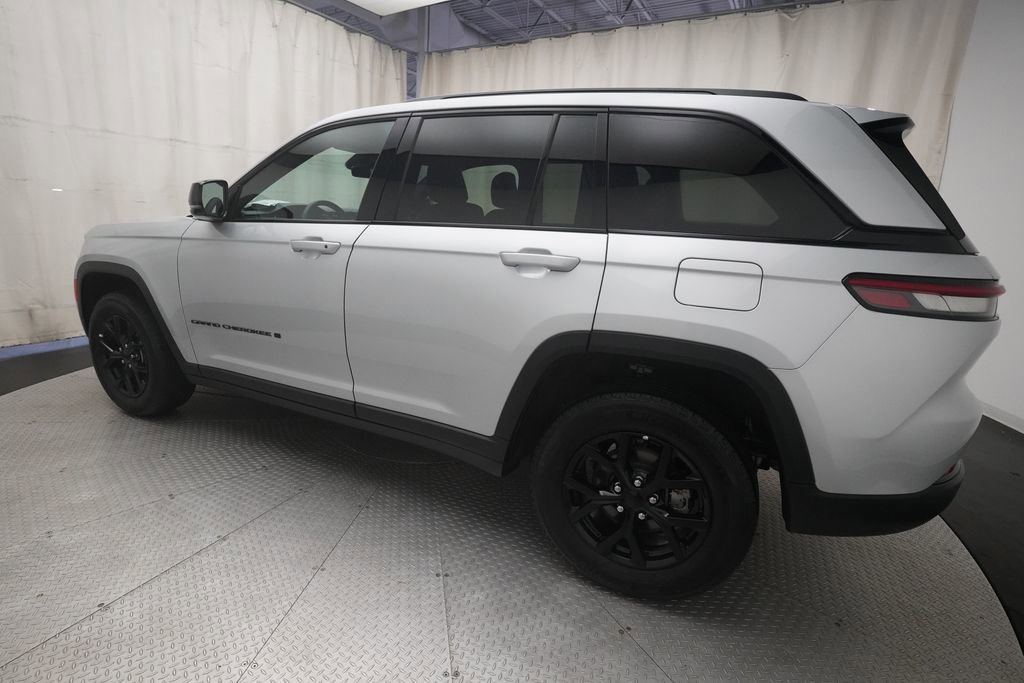 Used 2025 Jeep Grand Cherokee Altitude AWD/4WD image 33