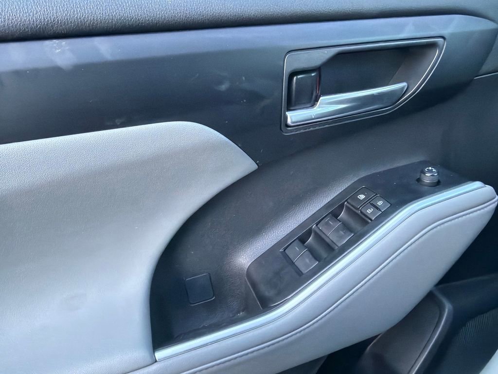 Used 2023 Toyota Highlander XLE image 37