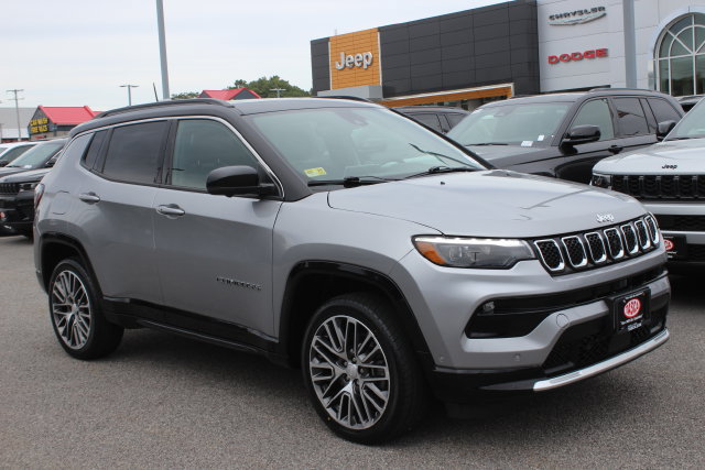 Used 2023 Jeep Compass Limited w/ Elite Group AWD/4WD image 1