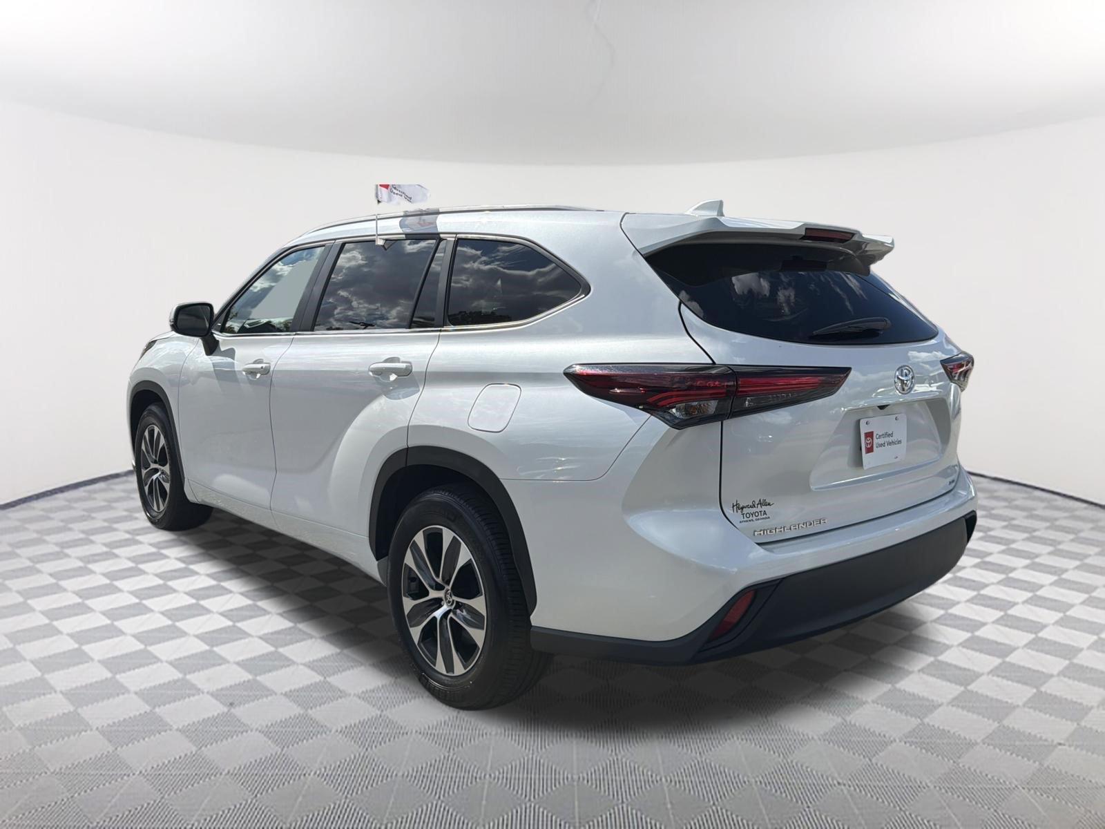 Certified 2025 Toyota Highlander XLE FWD image 16