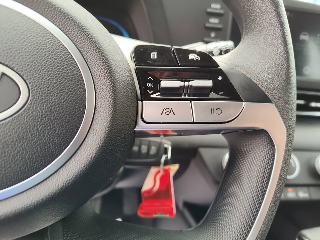 Used 2025 Hyundai Elantra SE image 24