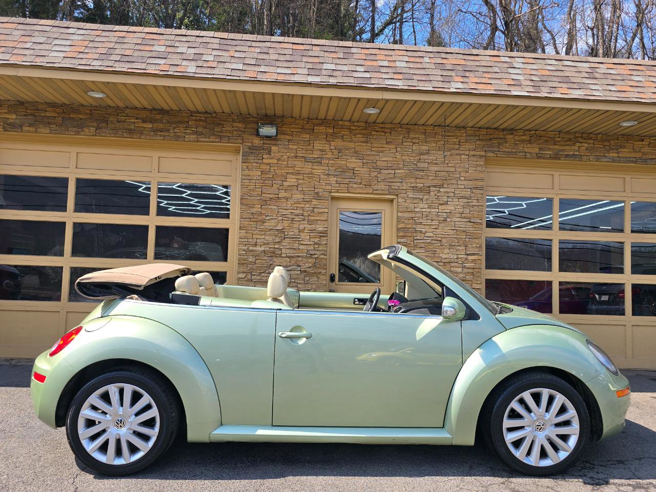 Used 2008 Volkswagen Beetle SE image 4