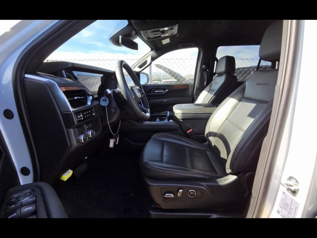 Certified 2025 GMC Yukon Denali image 3