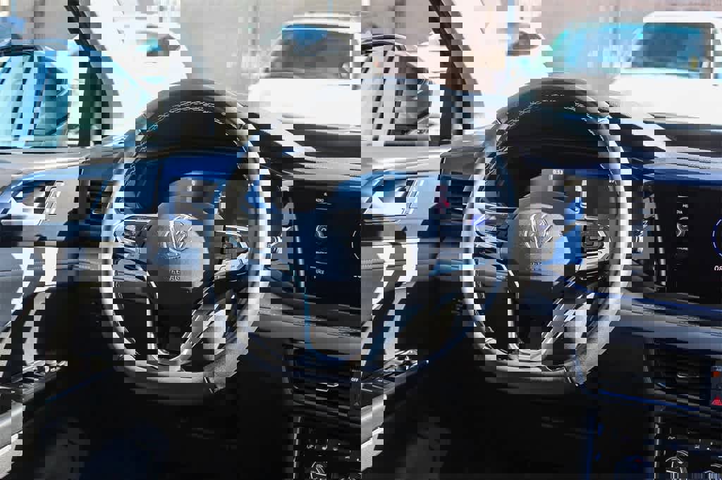 Used 2024 Volkswagen Taos SE image 22