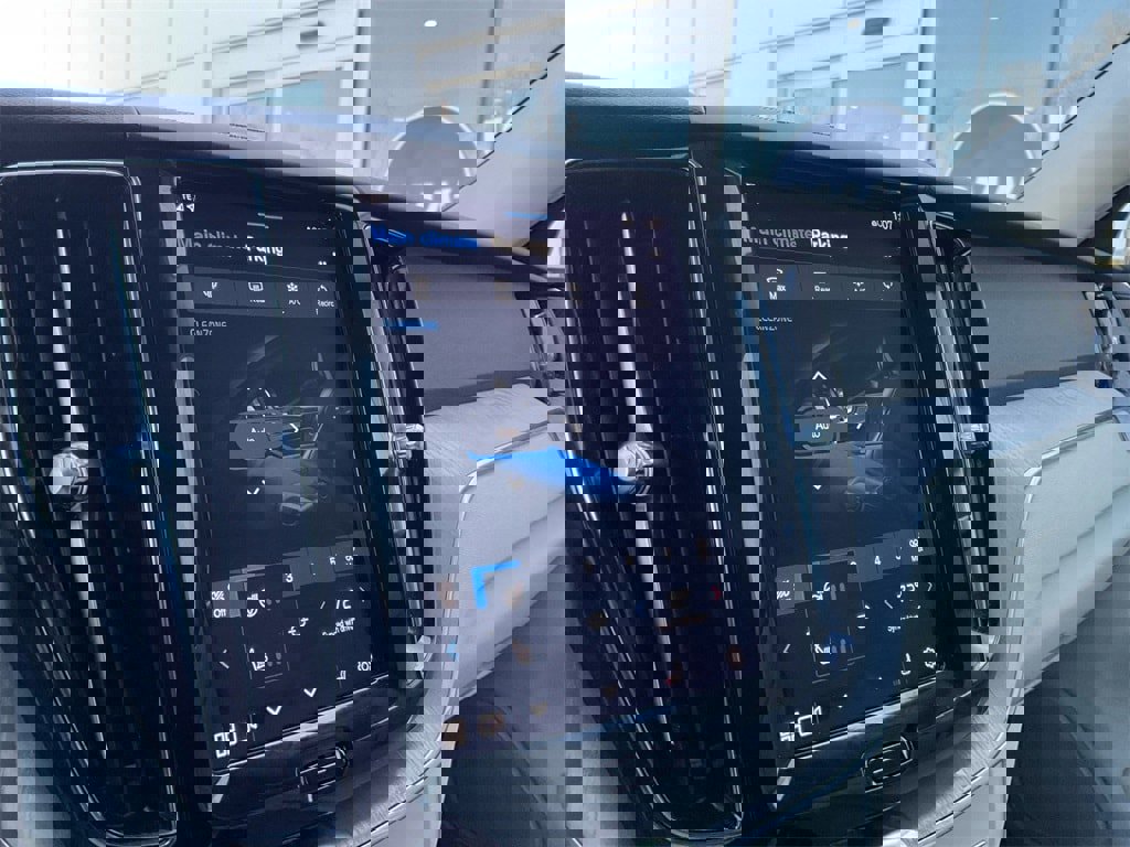 Certified 2023 Volvo XC60 B5 Plus w/ Protection Package Premier image 22