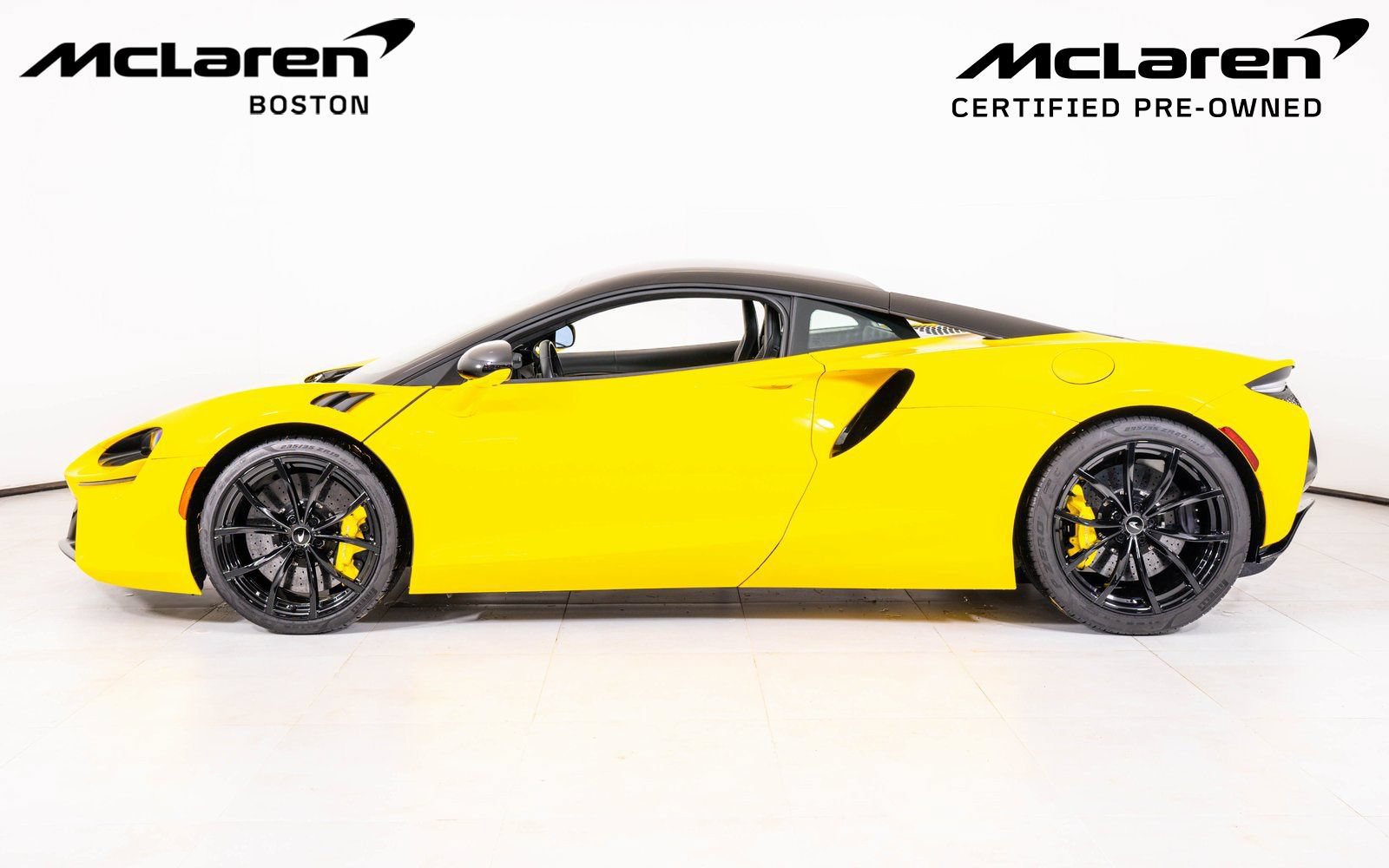 Used 2023 McLaren Artura RWD image 2