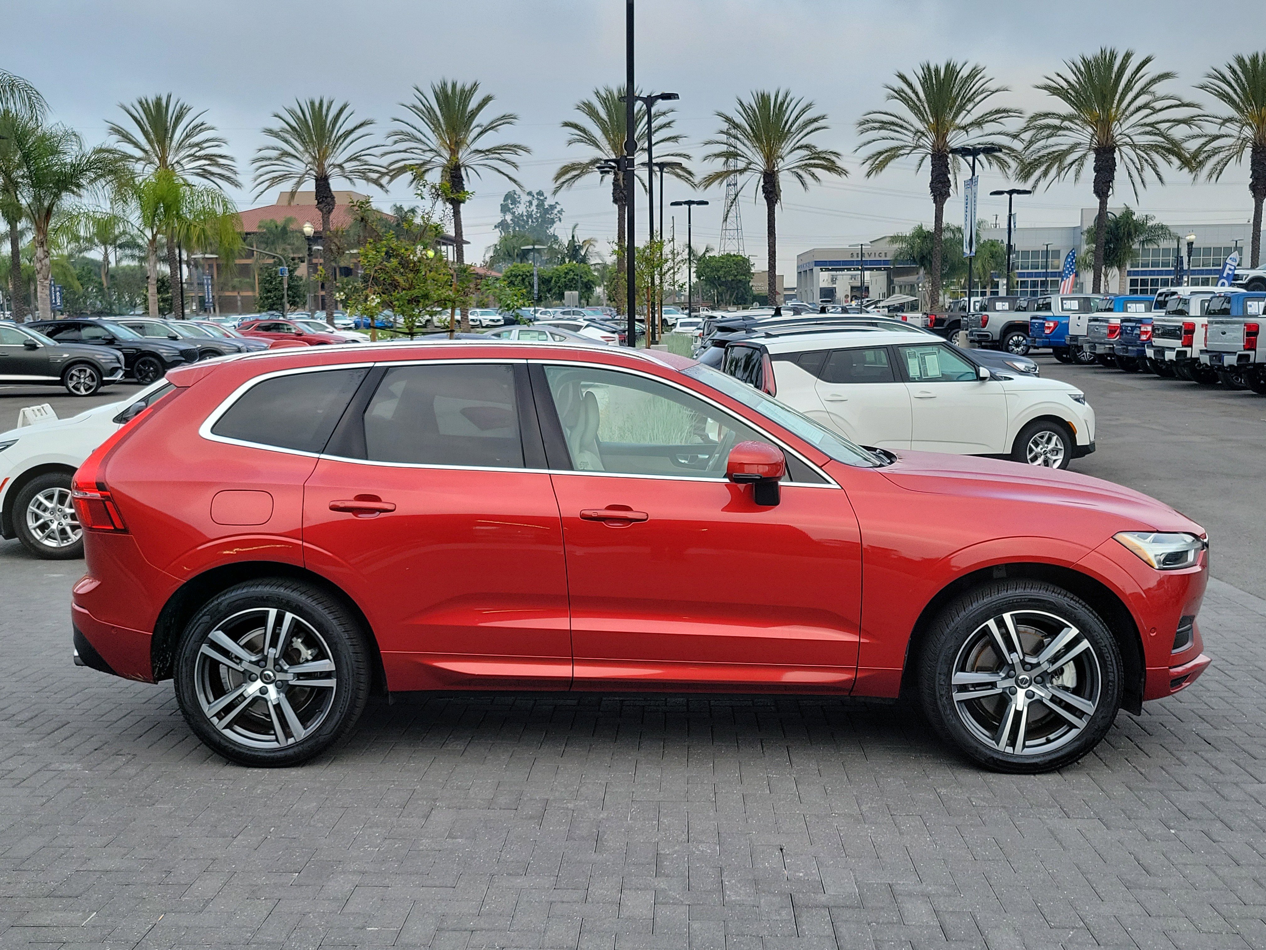 Used 2018 Volvo XC60 T6 Momentum w/ Convenience Package image 5