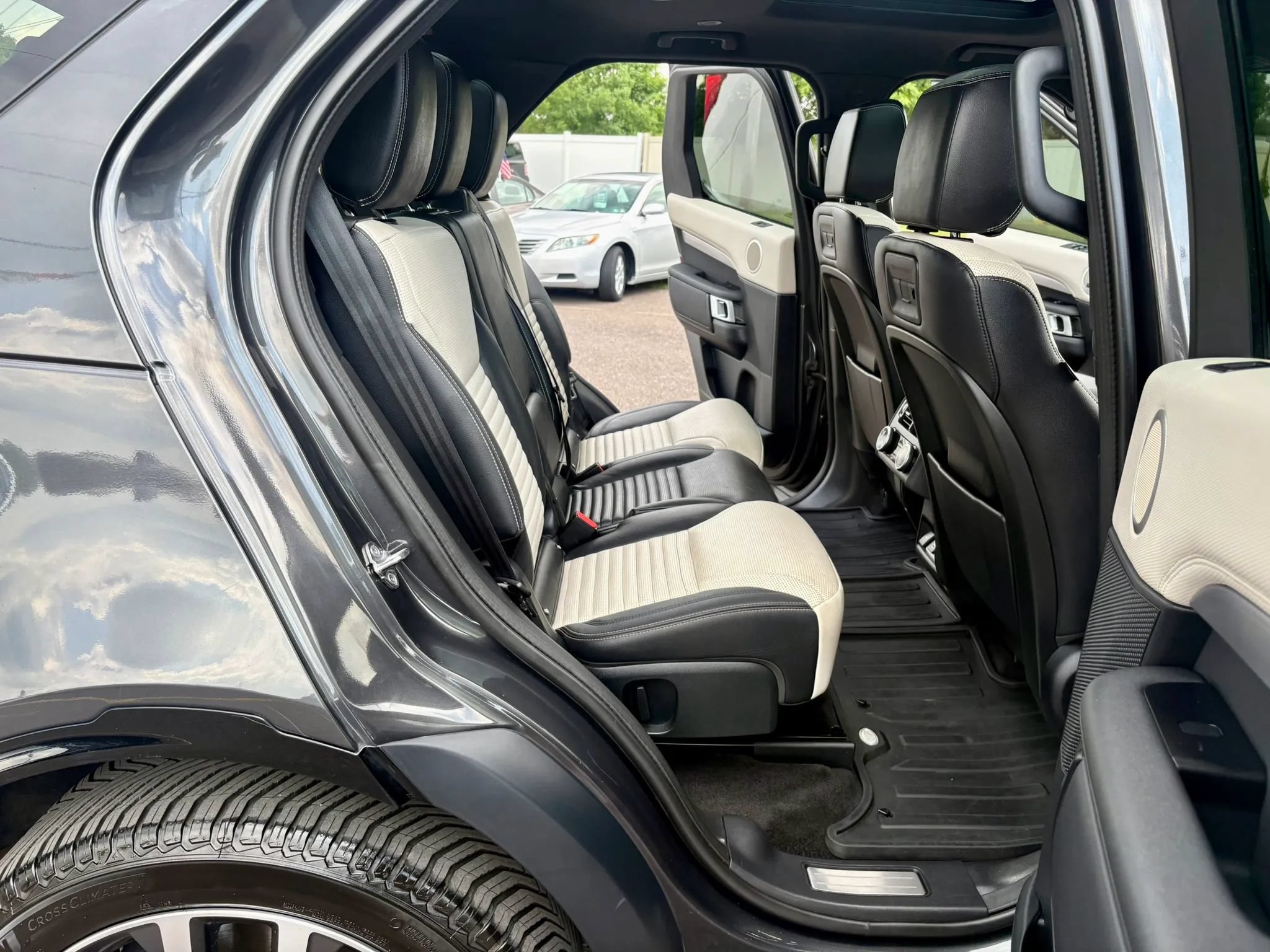 Used 2022 Land Rover Discovery S R-Dynamic AWD/4WD image 28