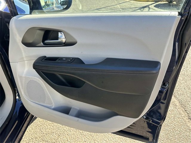 Certified 2020 Chrysler Pacifica Touring w/ Advanced Safetytec Group image 8