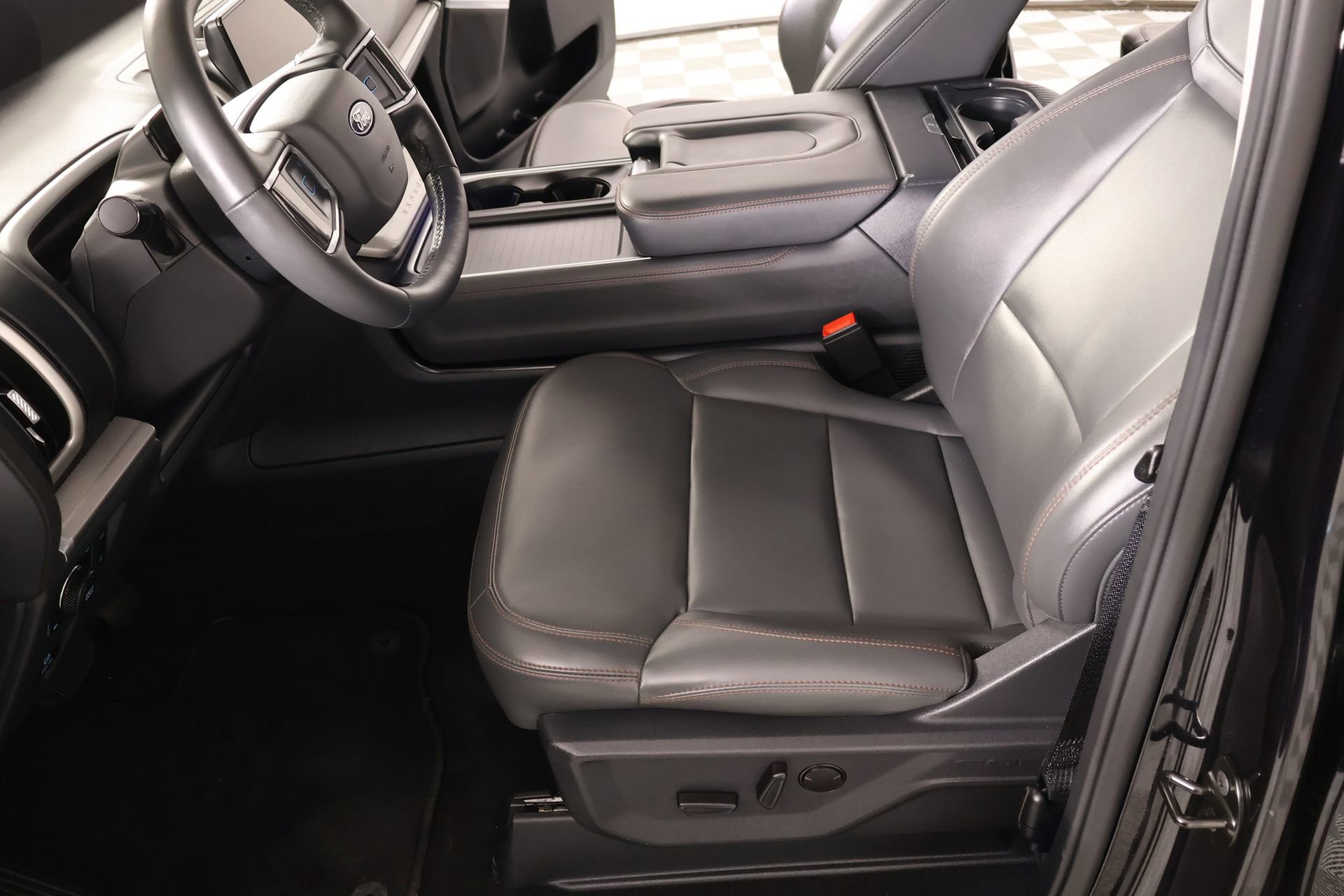 Used 2025 Ford Expedition Active image 11