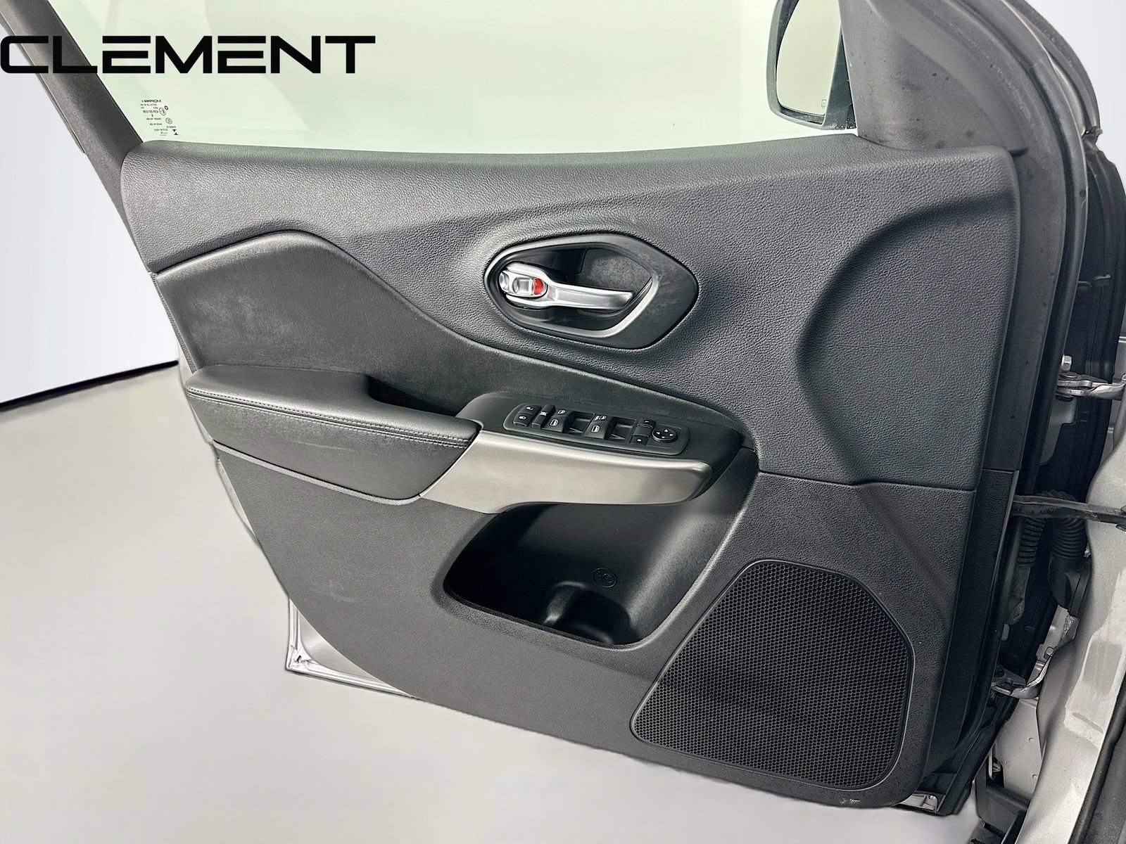 Used 2019 Jeep Cherokee Latitude w/ Cold Weather Group image 27