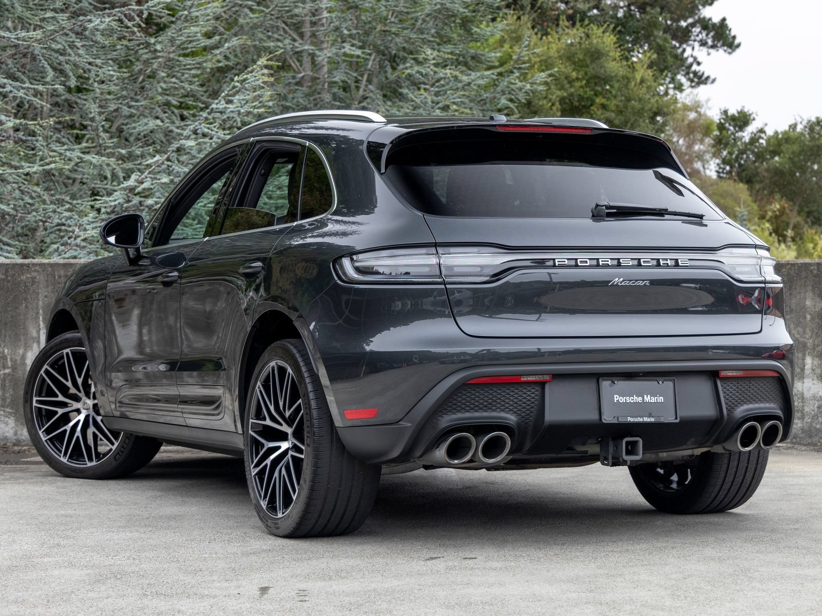 Certified 2022 Porsche Macan AWD/4WD image 3