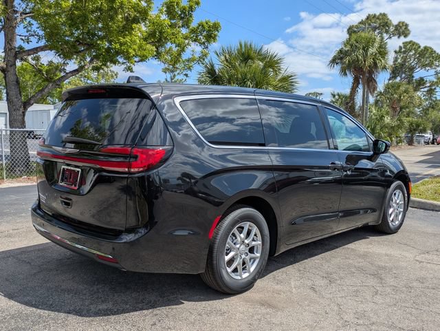 New 2026 Chrysler Pacifica Select FWD image 4