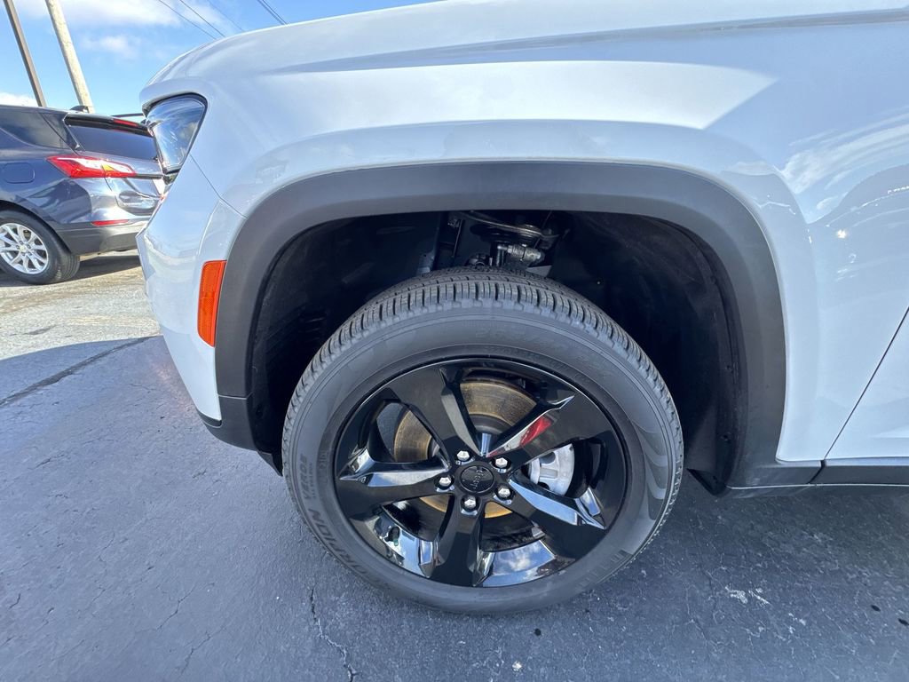 Used 2025 Jeep Grand Cherokee L Limited w/ Black Appearance Package image 10