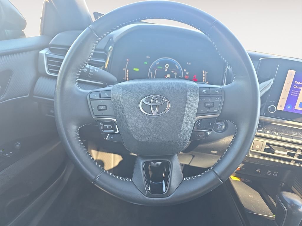 Used 2025 Toyota Camry SE image 12